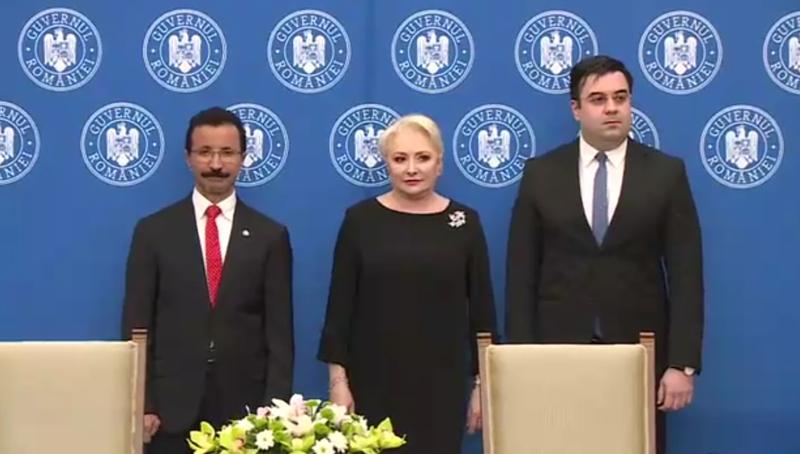 Dancila si Cuc la semnarea memorandumului de intelegere cu cei de la Dubai Ports, Foto: Captura video Facebook