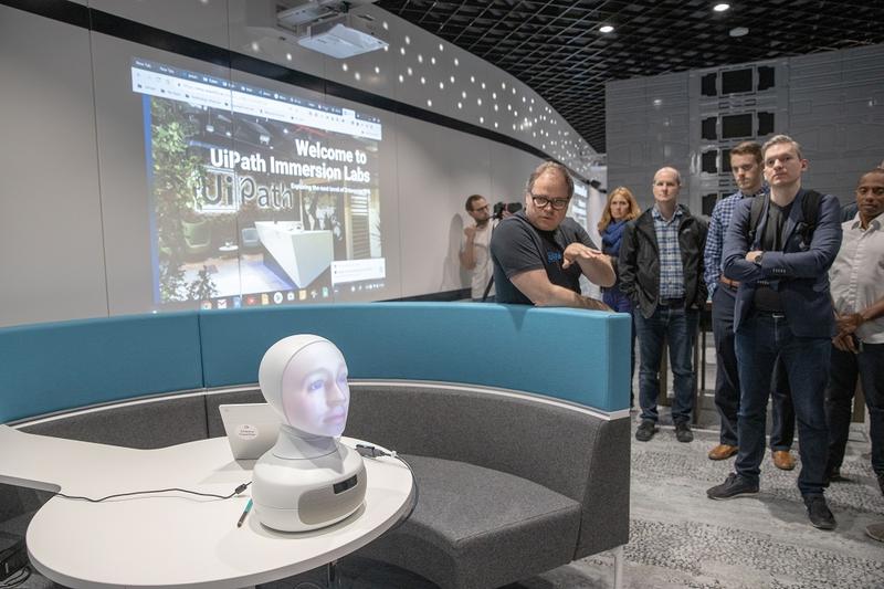 Social-Robot-answering-questions-on-RPA-during-demos, Foto: Hotnews