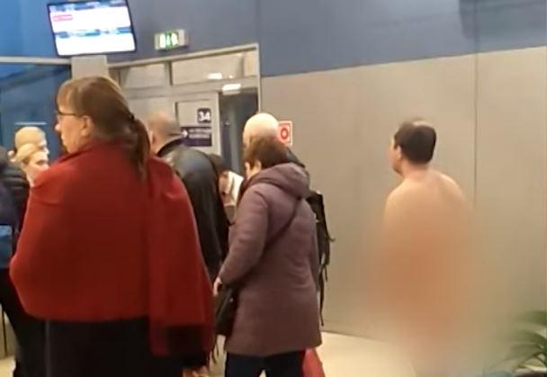 Dezbracat la imbarcare, Foto: Captura RT