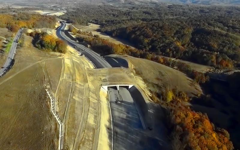 Autostrada care trece prin munti si zone impadurite, Foto: Captura YouTube