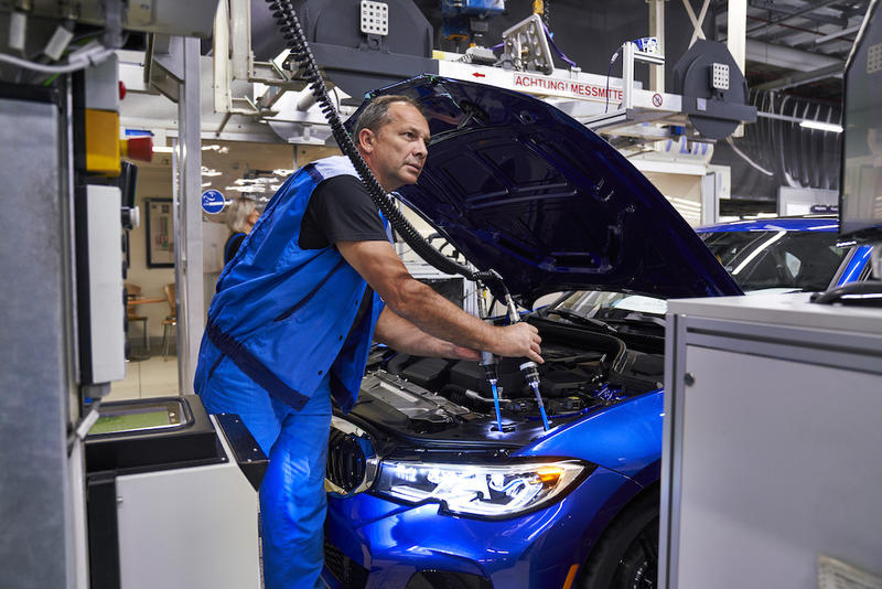Angajat BMW pe linia de fabricatie in Munchen, Foto: BMW Group