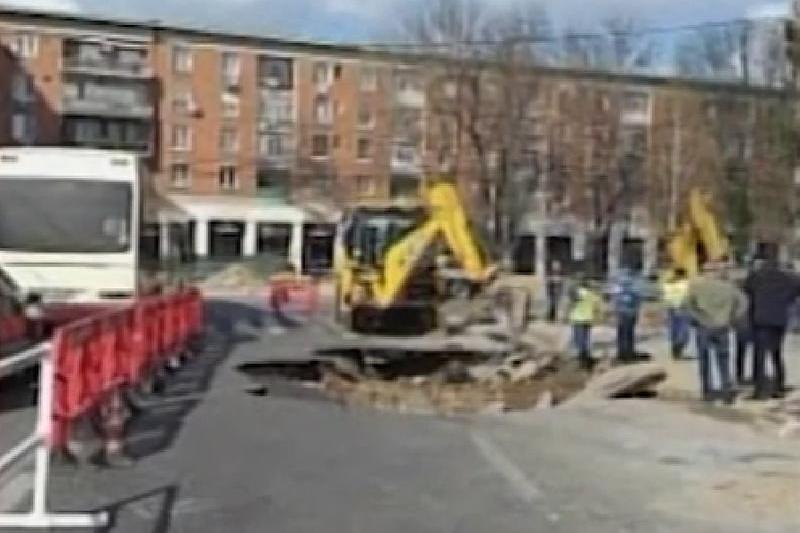 Strada surpata in Galati, Foto: Captura YouTube