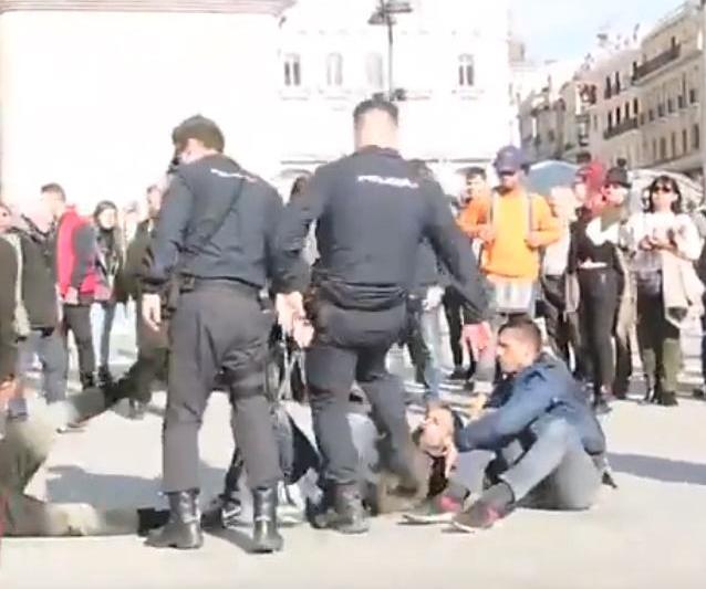 Politisti lovind romi in Madrid, Foto: Captura YouTube