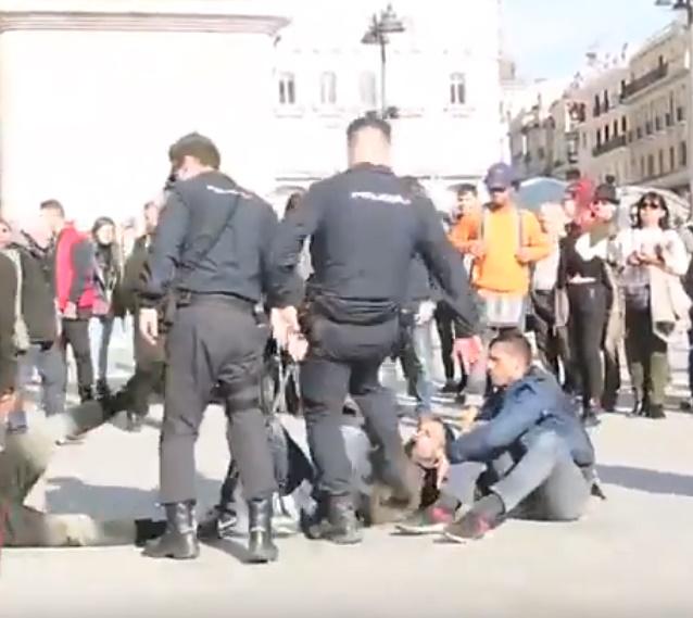 Politisti lovind romi in Madrid, Foto: Captura YouTube