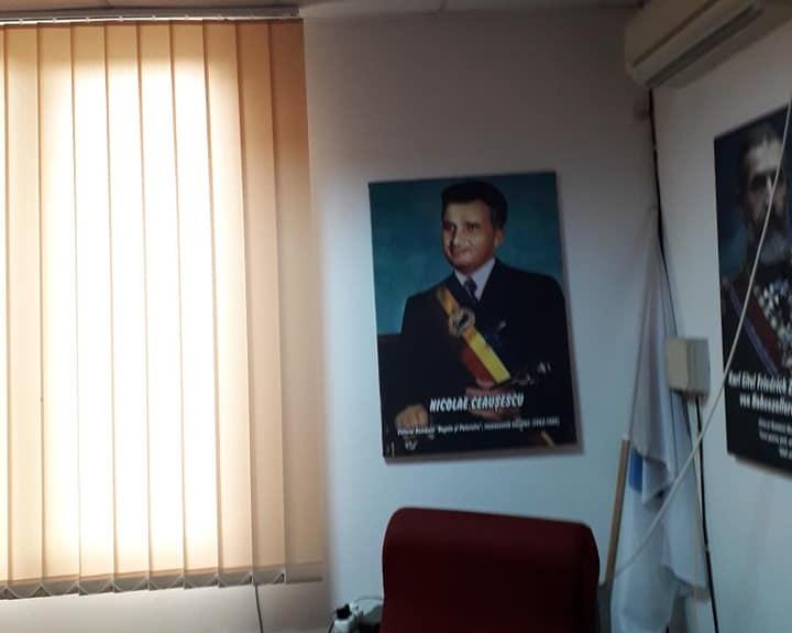 Tablou cu Ceausescu, in biroul unui primar PNL, Foto: Facebook/ Tintea Dorinel