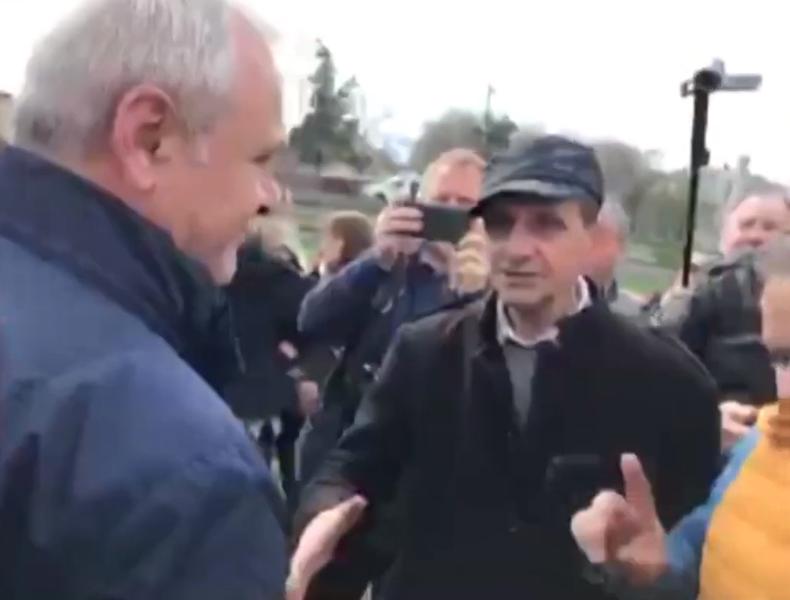 Un barbat a refuzat sa dea mana cu Dragnea, Foto: Captura YouTube