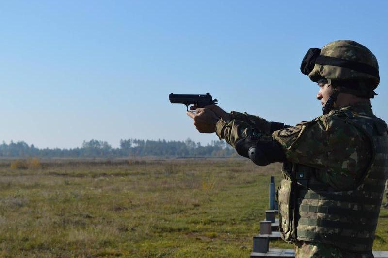 Soldat cu un pistol romanesc, Foto: MApN