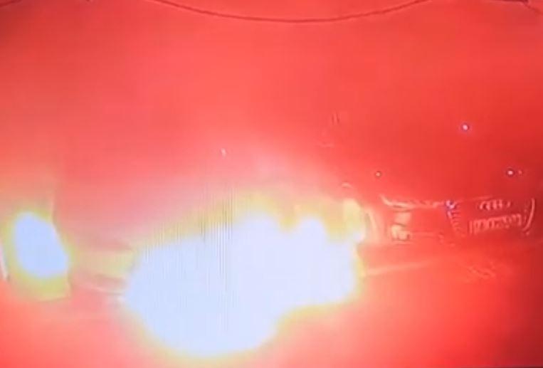 Tesla in flacari, Foto: Captura YouTube