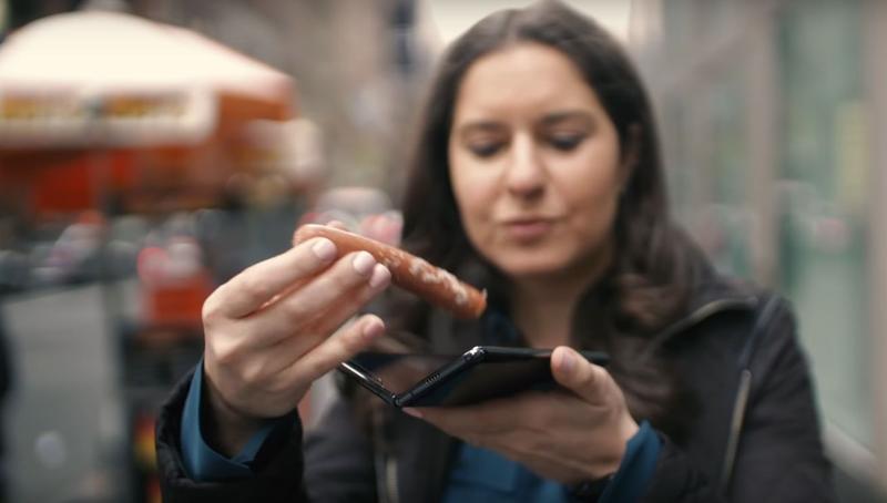 Joanna Stern de la WSJ a pus in crenuvurst in Galaxy Fold, Foto: Captura Wall Street Journal