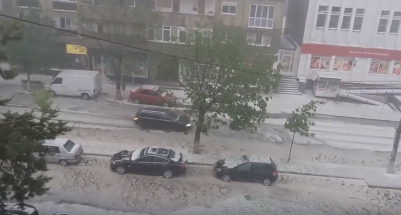 strazi acoperite de grindina la Urlati, Foto: Captura YouTube