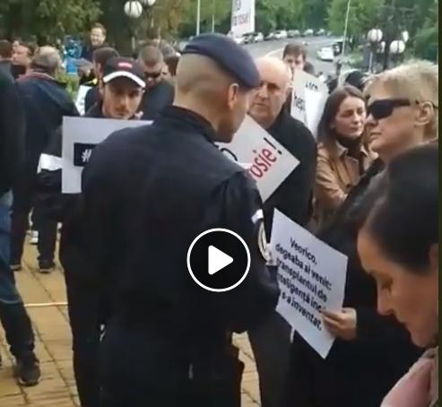 Jandarm si protestatari, la Targu Mures, Foto: Captura YouTube