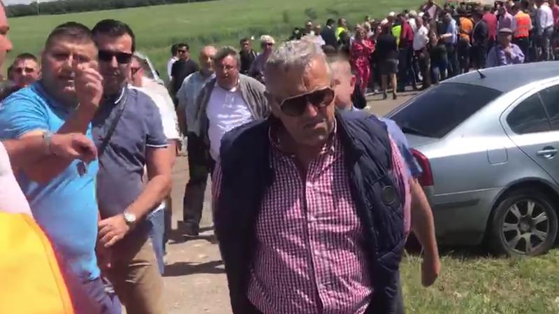 Cei din delegatia lui Dragnea au vrut sa-i alunge pe manifestanti, Foto: Captura video Facebook