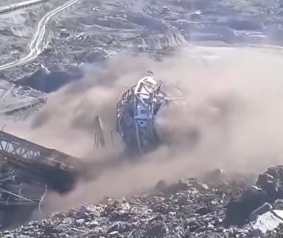 Excavator minier prabusit la Alunu, Foto: Captura YouTube