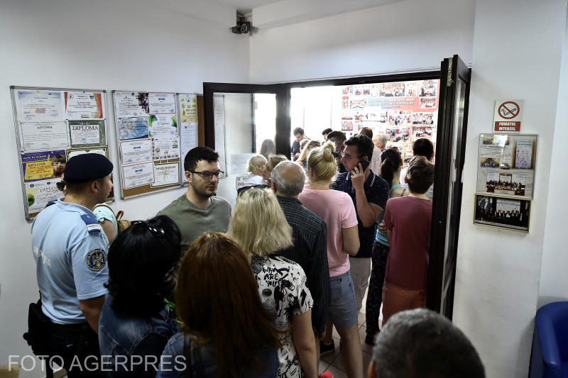 Coada la sectia de votare, Foto: Agerpres
