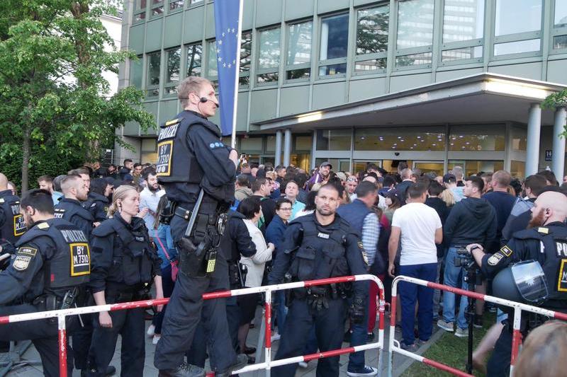 Politia din Munchen, in ajutorul romanilor aflati la coada la vot, Foto: Facebook/ Vlad Ursulean