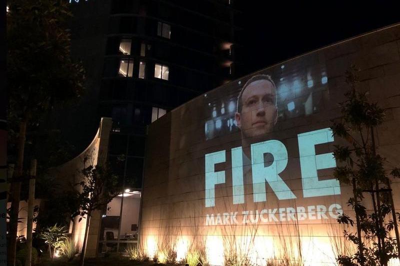 Un mesaj pus pe zidul unui hotel din Menlo Park, Foto: Fight for the future