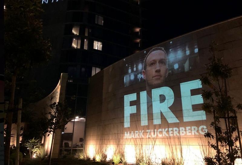 Un mesaj pus pe zidul unui hotel din Menlo Park, Foto: Fight for the future