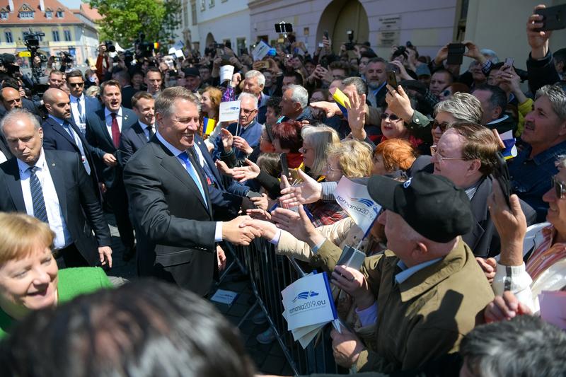 Merkel, Iohannis si Macron, baie de multime, Foto: Facebook - Klaus Iohannis