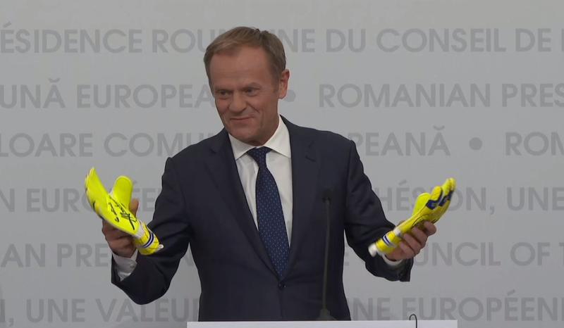 Donald Tusk cu manusile primite de la Duckadam, Foto: Captura presidency.ro