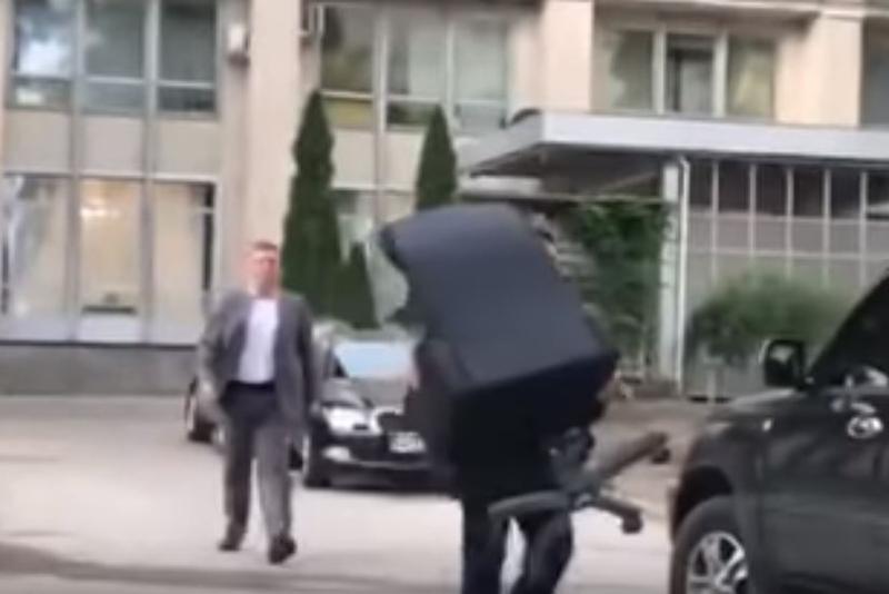 A luat scaunul de la guvern acasa, Foto: Captura YouTube