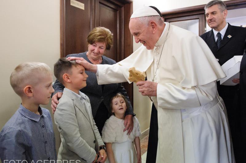 Papa Francisc binecuvanteaza un grup de copii, Foto: Agerpres