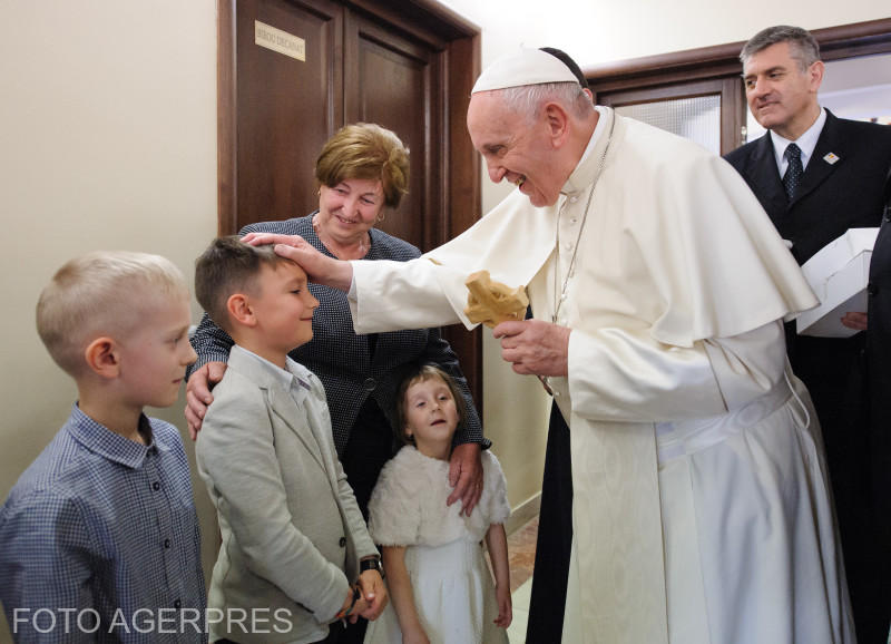 Papa Francisc binecuvanteaza un grup de copii, Foto: Agerpres