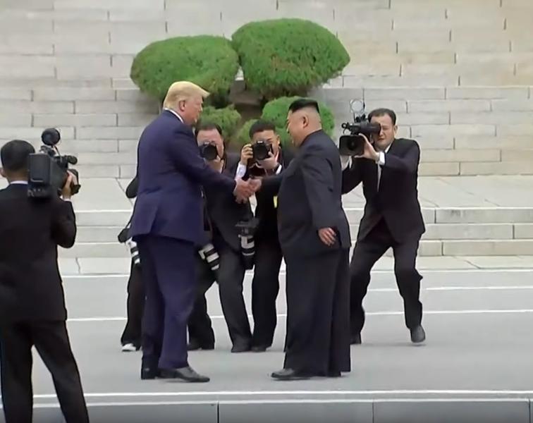 Trump pune piciorul in Coreea de Nord si da mana cu Kim Jong Un, Foto: Captura YouTube