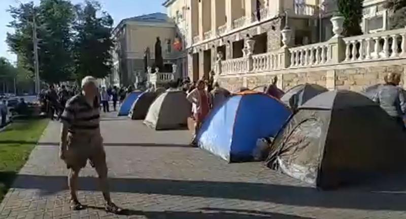 Corturi in fata ministerului de interne de la Chisinau, Foto: Captura Facebook