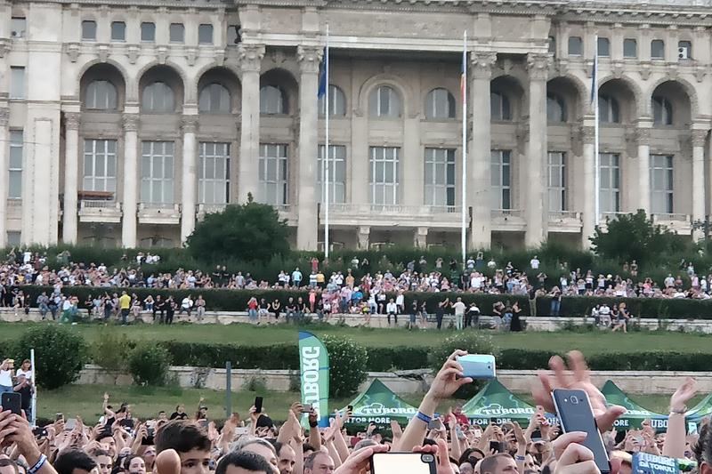 Spectatori la Bon Jovi de pe esplanada Casei Poporului, Foto: Laurentiu Ionescu