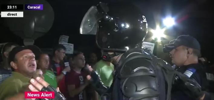 Sute de oameni protesteaza in fata casei suspectului, Foto: Captura Digi 24