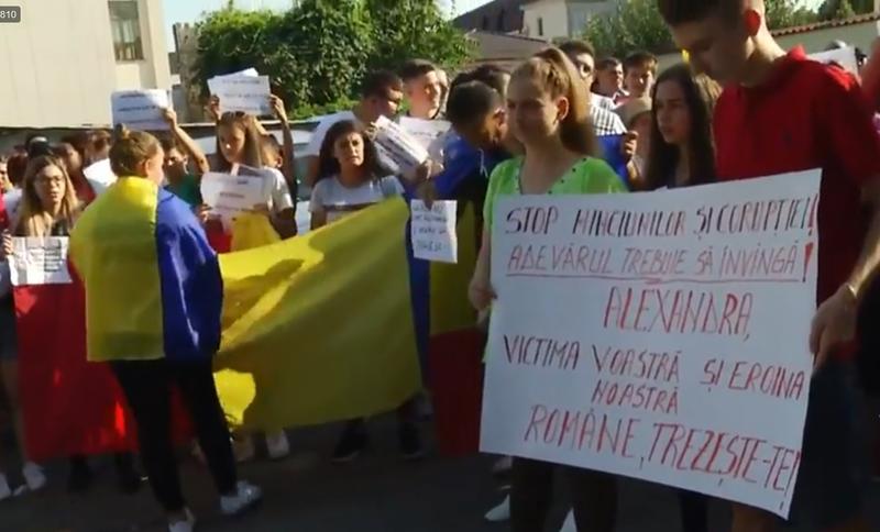 Tineri protesteaza la Caracal, Foto: Captura video Facebook