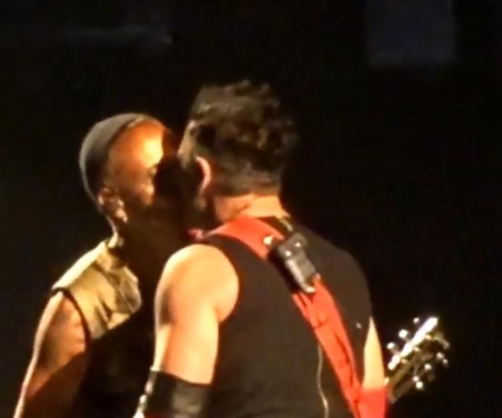 Sărutul celor doi membrii, Foto: Captura YouTube