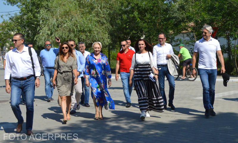 Dancila alaturi de membri ai Guvernului, la Sulina, Foto: Agerpres