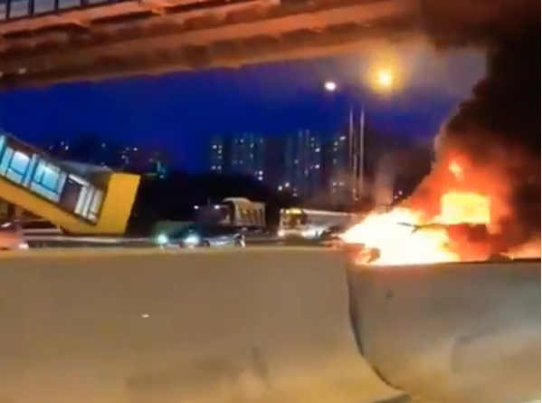 masina Tesla in flacari, Foto: Captura video