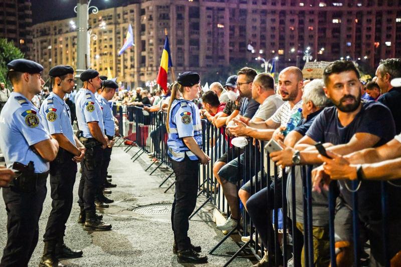 Jandarmerita vorbind cu un protestatar, Foto: Directia Generala de Jandarmi Bucuresti