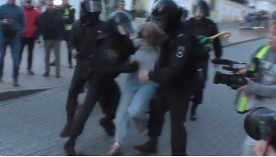 femeie lovita de jandarm rus, Foto: Captura video