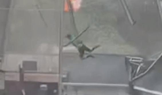 angajat aruncat pe acoperis de vant, Foto: Captura video