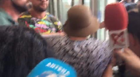 sotia lui Gheorghe Dinca incercand sa intre in cladire, Foto: Captura video