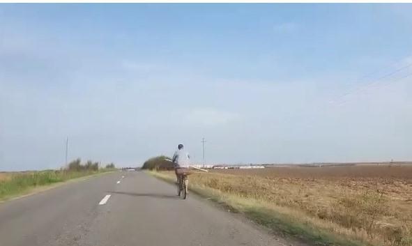barbat cu bomba pe bicicleta, Foto: Captura video
