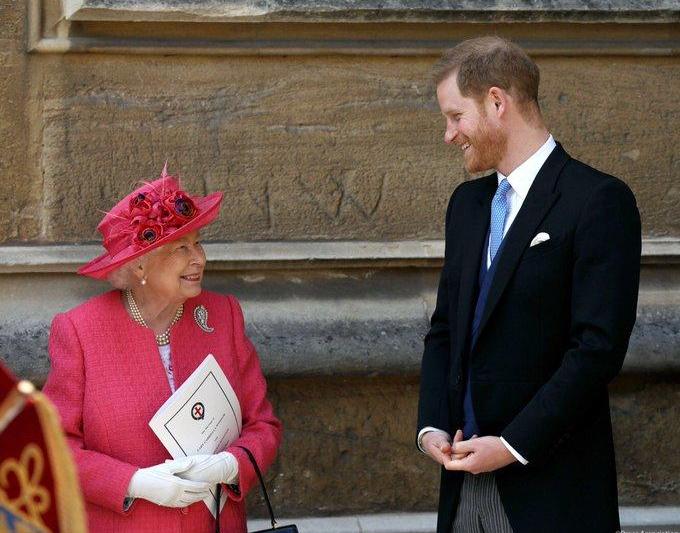 Regina si printul Harry (sursa foto-The Royal Family), Foto: Hotnews
