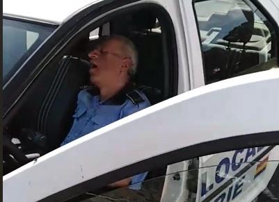 politist local dormind, Foto: Captura video