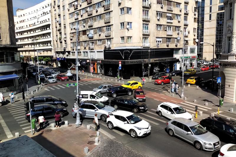 Aglomeratie in trafic pe Calea Victoriei, Foto: HotNews.ro / Victor Cozmei