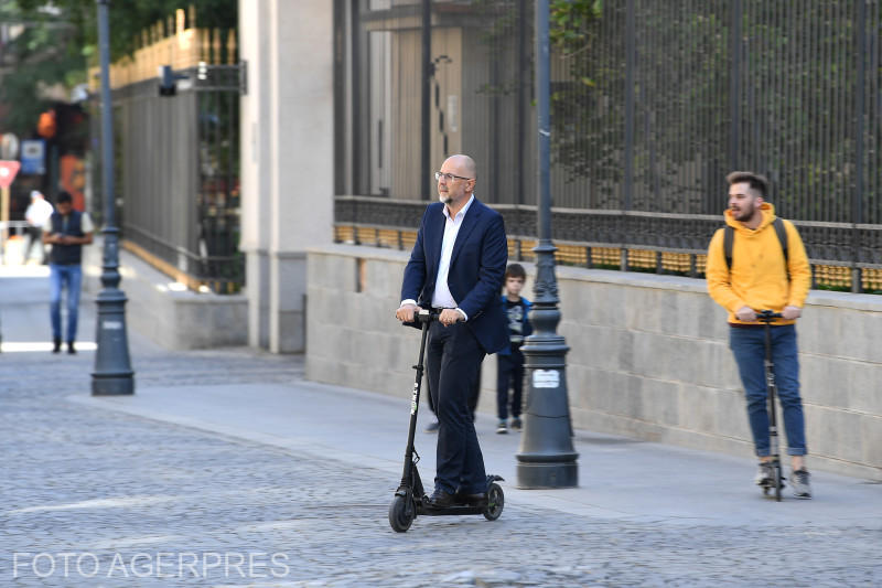 Kelemen Hunor, cu trotineta la BEC, Foto: Agerpres