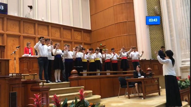 Corul elevilor surzi, Foto: Captura video