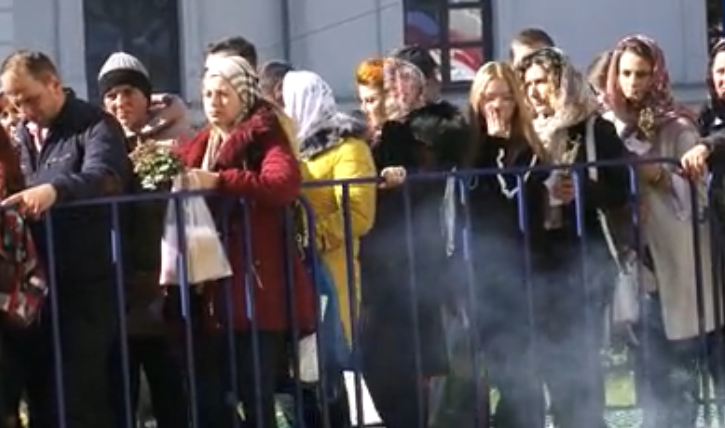 Credinciosi, Foto: Captura video