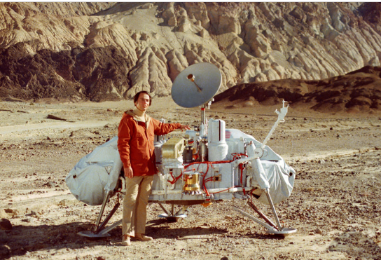 Carl Sagan cu modulul Viking 1, Foto: NASA