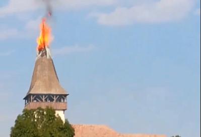 turla Bisericii unitariene arzand, Foto: Captura video