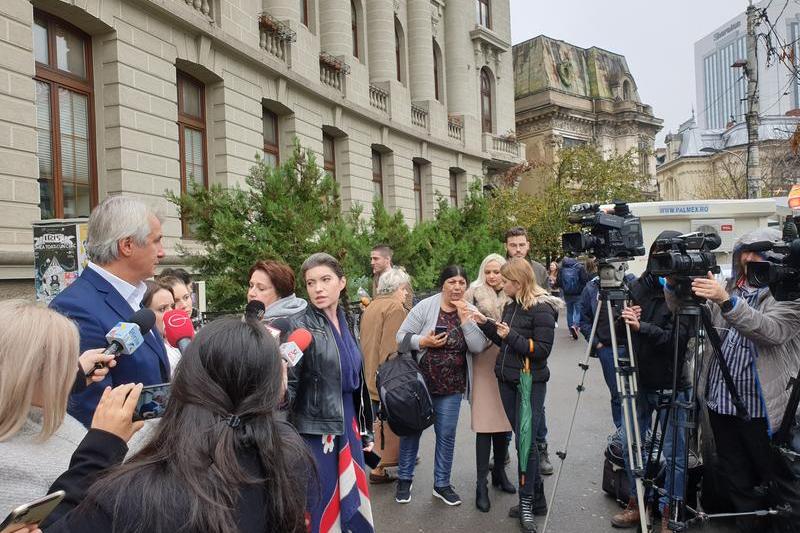 Eugen Teodorovici, in fata sediului ASE, Foto: Hotnews