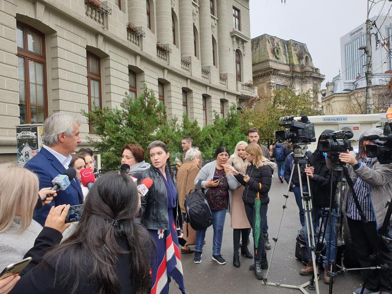 Eugen Teodorovici, in fata sediului ASE, Foto: Hotnews