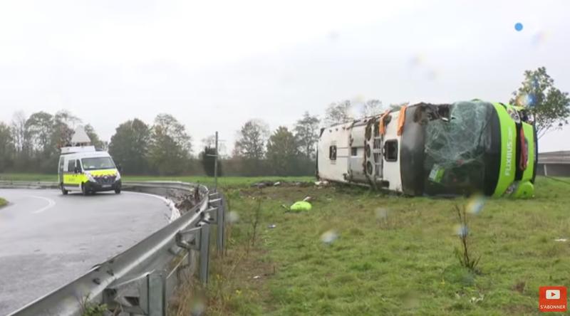 Autocar rasturnat in Franta, Foto: Captura YouTube